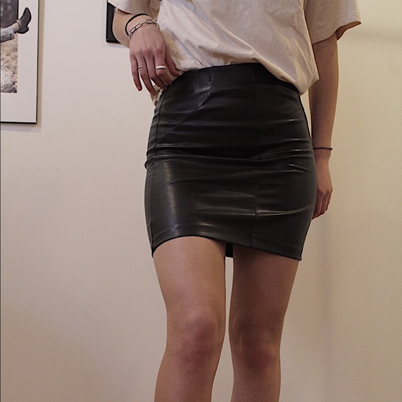 Faux leather mini skirt - Picture 1 of 4